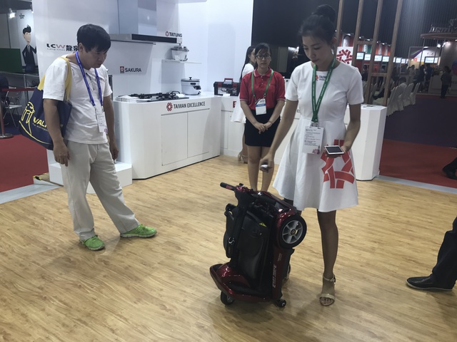 Đi hội chợ xem robot, ăn thịt nướng, ngồi ghế massage - Ảnh 1. Đi hội chợ xem robot, ăn thịt nướng, ngồi ghế massage - Ảnh 1.