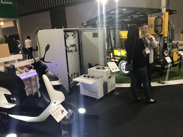 Đi hội chợ xem robot, ăn thịt nướng, ngồi ghế massage - Ảnh 6. Đi hội chợ xem robot, ăn thịt nướng, ngồi ghế massage - Ảnh 6.