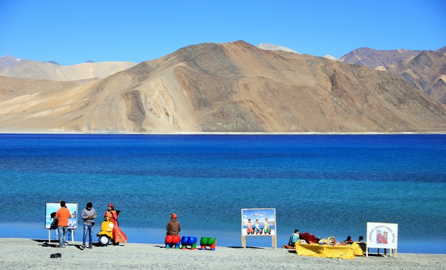 Lặng người với màu xanh huyền ảo ở hồ Pangong