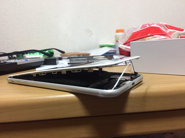 Apple xác nhận đang điều tra hai sự cố nổ pin với iPhone 8 Plus - Ảnh 2. Apple xác nhận đang điều tra hai sự cố nổ pin với iPhone 8 Plus - Ảnh 2.