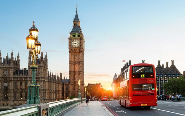 London bớt đắt đỏ, du khách đổ xô đi mua sắm - Ảnh 1. London bớt đắt đỏ, du khách đổ xô đi mua sắm - Ảnh 1.