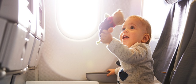 17 điều cha mẹ cần biết khi mang con trẻ lên máy bay - Ảnh 2.