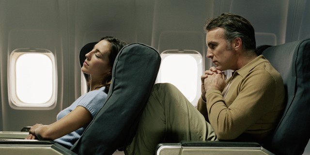 10 điều phiền toái 'không ai ưa' khi đi máy bay