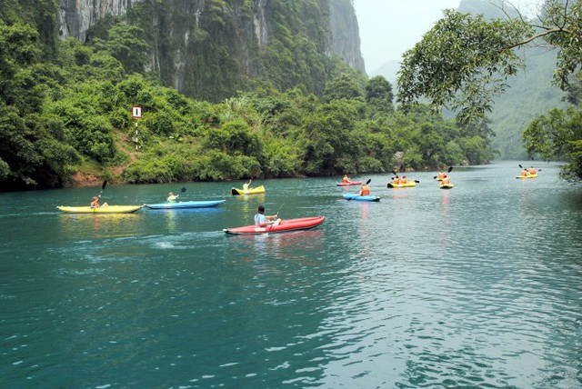 Phong Nha dựng hệ thống đu dây dài nhất thế giới - Ảnh 1. Phong Nha dựng hệ thống đu dây dài nhất thế giới - Ảnh 1.