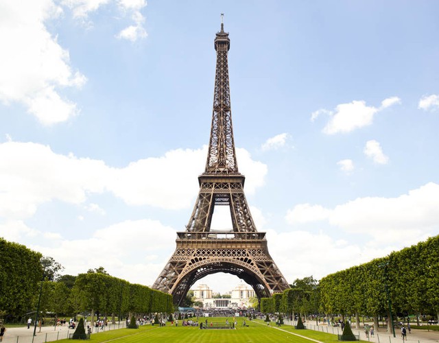 Ai lên Google hỏi Tháp Eiffel có phải ở Italy không? - Ảnh 1. Ai lên Google hỏi Tháp Eiffel có phải ở Italy không? - Ảnh 1.