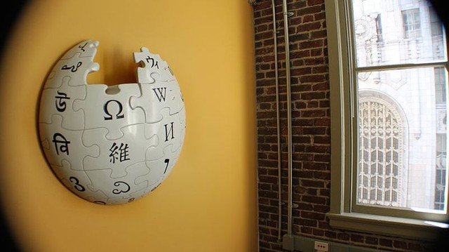 Dùng Wikipedia để dạy robot rằng bàn ghế không thể ăn được - Ảnh 1. Dùng Wikipedia để dạy robot rằng bàn ghế không thể ăn được - Ảnh 1.