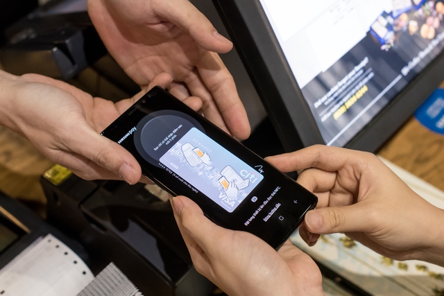 Chạm smartphone thay cho quẹt thẻ - Ảnh 1. Chạm smartphone thay cho quẹt thẻ - Ảnh 1.