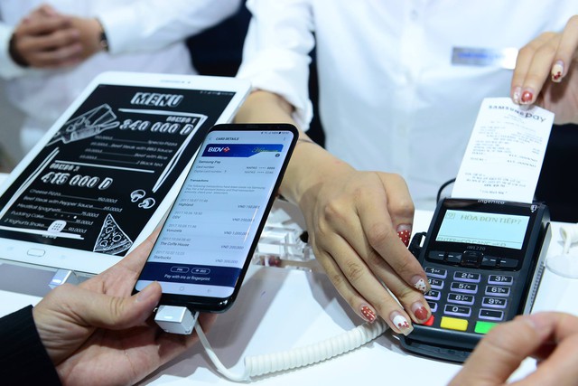 Người Việt đã có thể dùng điện thoại thay thẻ ATM - Ảnh 1. Người Việt đã có thể dùng điện thoại thay thẻ ATM - Ảnh 1.
