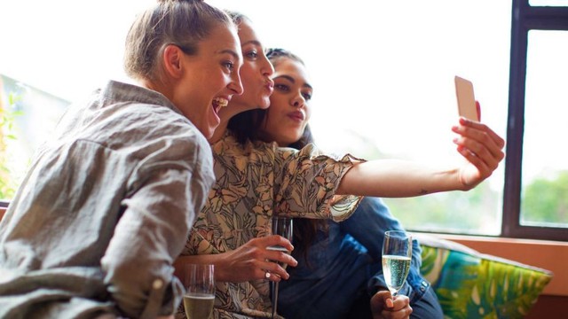 Camera trước của điện thoại không phải để selfie - Ảnh 1. Camera trước của điện thoại không phải để selfie - Ảnh 1.