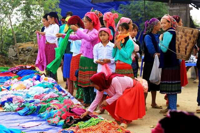 Du ngoạn Hà Giang, ngắm đồng bào đi chợ vùng cao - Ảnh 1. Du ngoạn Hà Giang, ngắm đồng bào đi chợ vùng cao - Ảnh 1.