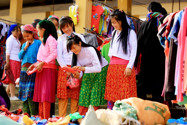 Du ngoạn Hà Giang, ngắm đồng bào đi chợ vùng cao - Ảnh 3. Du ngoạn Hà Giang, ngắm đồng bào đi chợ vùng cao - Ảnh 3.
