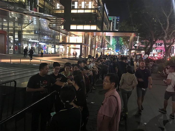 Nhiều người Việt trong dãy dài người mua iPhone X ở Singapore - Ảnh 1.