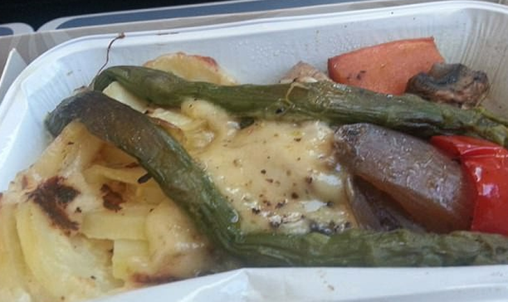 Có bao giờ bạn gặp những món ăn khó nuốt trên máy bay? - Ảnh 2.