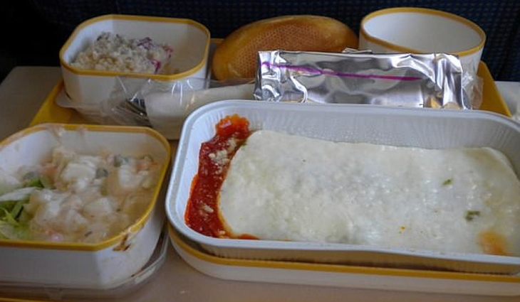 Có bao giờ bạn gặp những món ăn khó nuốt trên máy bay? - Ảnh 3.