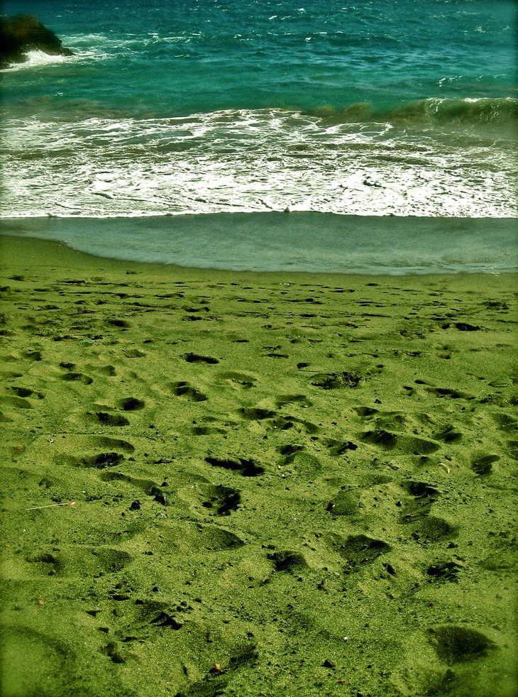 7 nơi ‘biển xanh, nắng vàng’ nhưng... cát hồng, cát đỏ, cát cam - Ảnh 2.