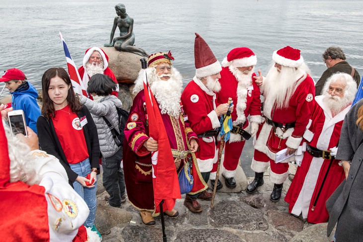 150 ông già Noel quậy tưng ở Đan Mạch giữa mùa hè - Ảnh 4.