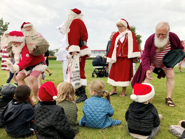 150 ông già Noel quậy tưng ở Đan Mạch giữa mùa hè - Ảnh 6.