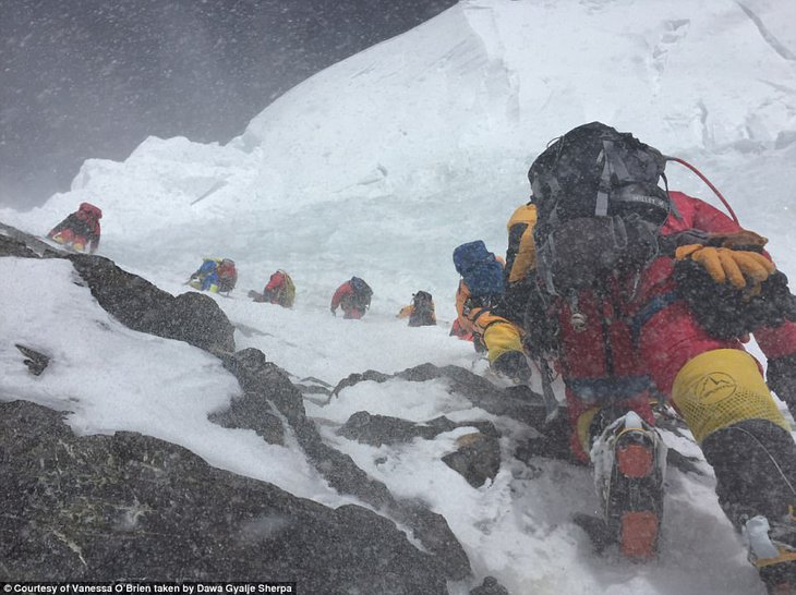 Người phụ nữ 52 tuổi đạt kỷ lục leo 7 đỉnh núi cao nhất thế giới - Ảnh 1.