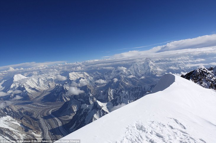 Người phụ nữ 52 tuổi đạt kỷ lục leo 7 đỉnh núi cao nhất thế giới - Ảnh 2.
