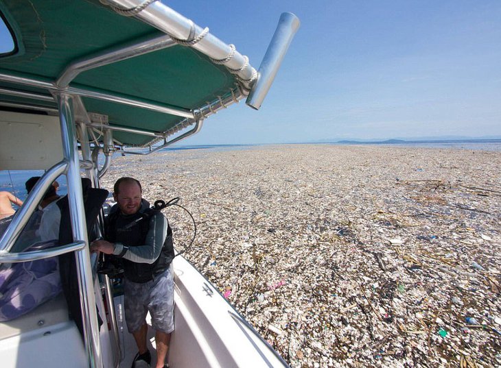 Rác thải làm ô nhiễm biển ở đảo du lịch nổi tiếng - Ảnh 1.