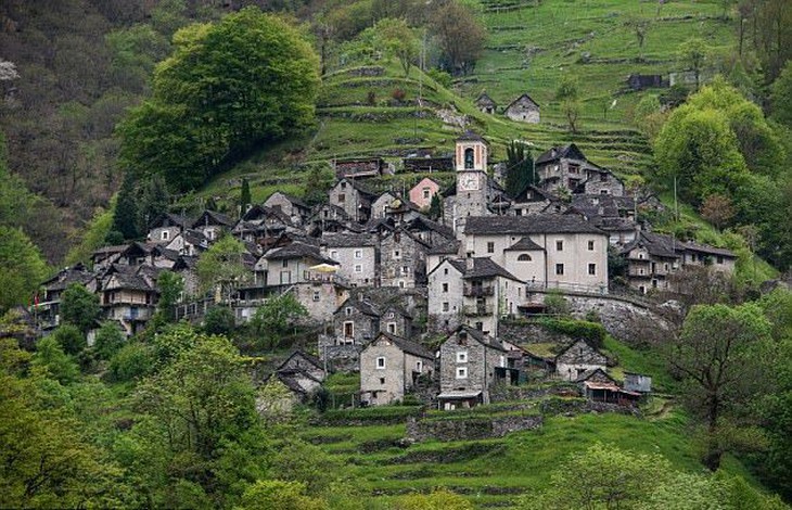 Ngôi làng hẻo lánh ở Thụy Sĩ thành khách sạn - Ảnh 1.