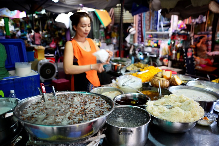 Ở Sài Gòn, ăn cá khô Campuchia, sầu riêng Thái Lan - Ảnh 1.