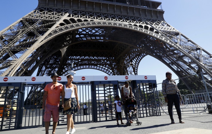 Pháp khoác áo chống đạn cho tháp Eiffel - Ảnh 2.