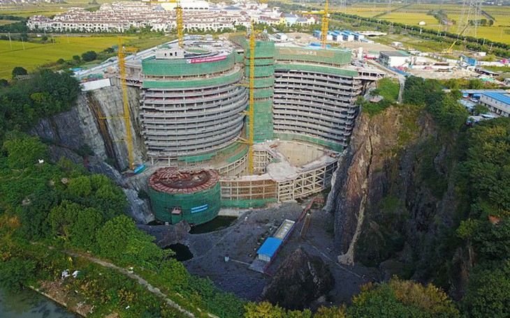 Khách sạn khổng lồ xây dưới mỏ khai thác đá bỏ hoang - Ảnh 1.
