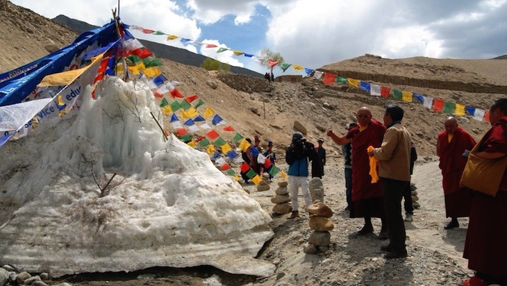 Tháp băng nhân tạo cấp nước sạch trên đỉnh Himalayas - Ảnh 1.