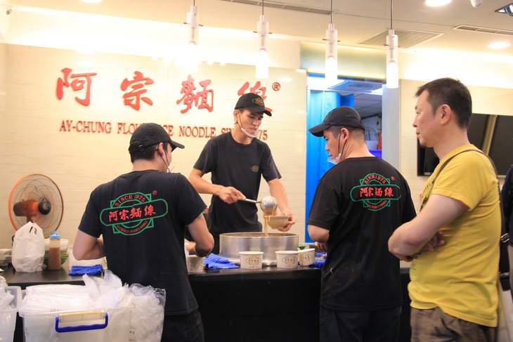 Xếp hàng ăn mì đứng, uống nước khổ qua ở chợ đêm Đài Loan - Ảnh 4.