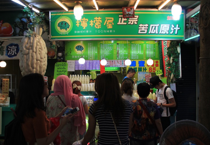 Xếp hàng ăn mì đứng, uống nước khổ qua ở chợ đêm Đài Loan - Ảnh 5.