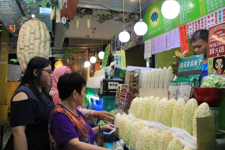 Xếp hàng ăn mì đứng, uống nước khổ qua ở chợ đêm Đài Loan - Ảnh 6.