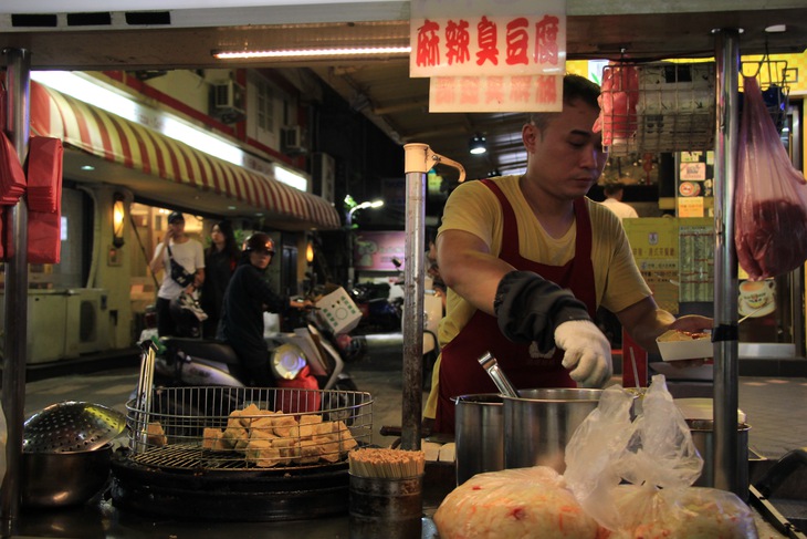 Xếp hàng ăn mì đứng, uống nước khổ qua ở chợ đêm Đài Loan - Ảnh 7.