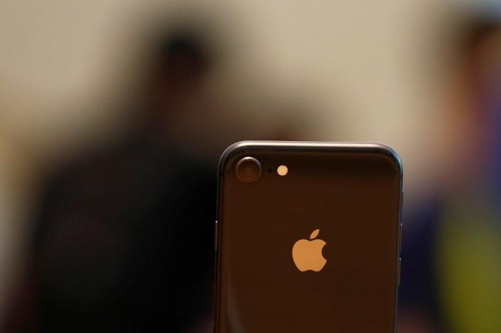 Cổ phiếu Apple mất giá 2,5% do doanh số bán iPhone 8 thấp - Ảnh 1.