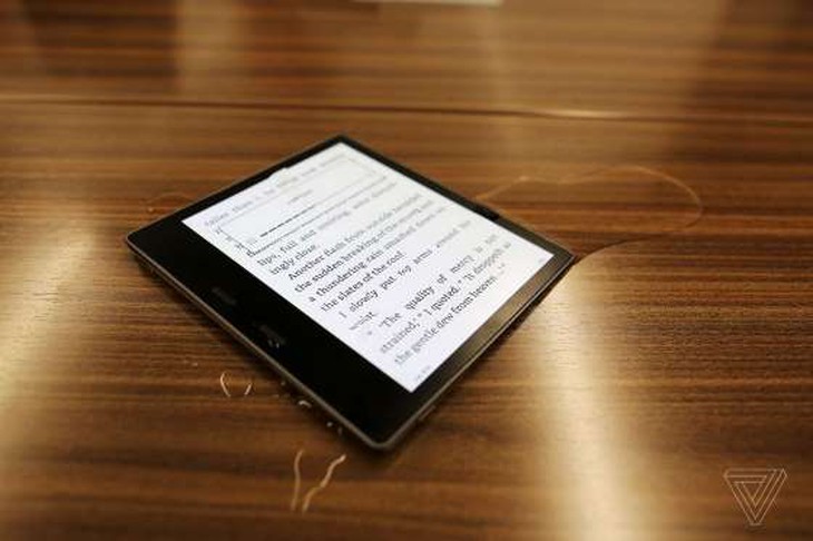 Sau 10 năm rốt cuộc Amazon cũng làm Kindle kháng nước - Ảnh 1.