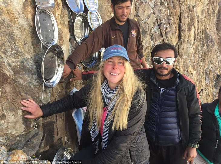 Người phụ nữ 52 tuổi đạt kỷ lục leo 7 đỉnh núi cao nhất thế giới - Ảnh 9.