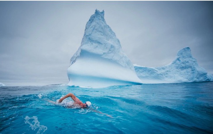 Người đàn ông cởi trần bất chấp giá lạnh bơi ở Nam Cực - Ảnh 1.