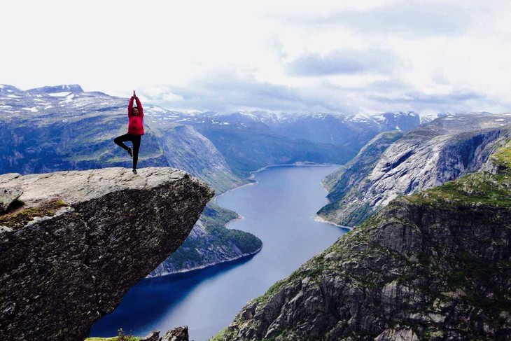 Cao cao trên lưỡi quỷ Trolltunga, có hai người hôn nhau - Ảnh 14.
