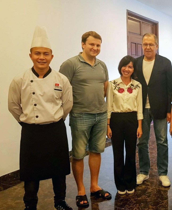Hai Bộ trưởng Nga thưởng thức ẩm thực tại Núi Thần Tài Đà Nẵng - Ảnh 3.
