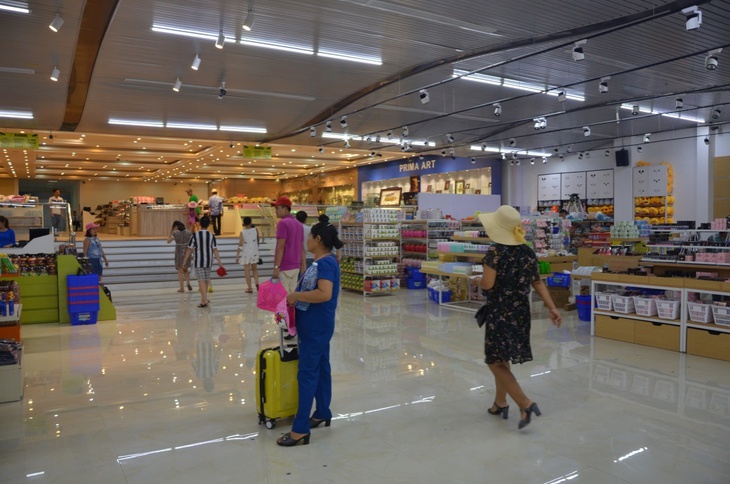 Khá đông khách du lịch chọn lối đi mới tại cảng Tuần Châu - Ảnh 2.