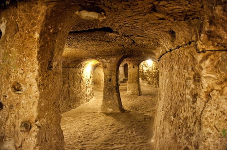 Thám hiểm thành phố cổ dưới lòng đất từng là nơi ẩn náu của 20.000 người  - Ảnh 2.
