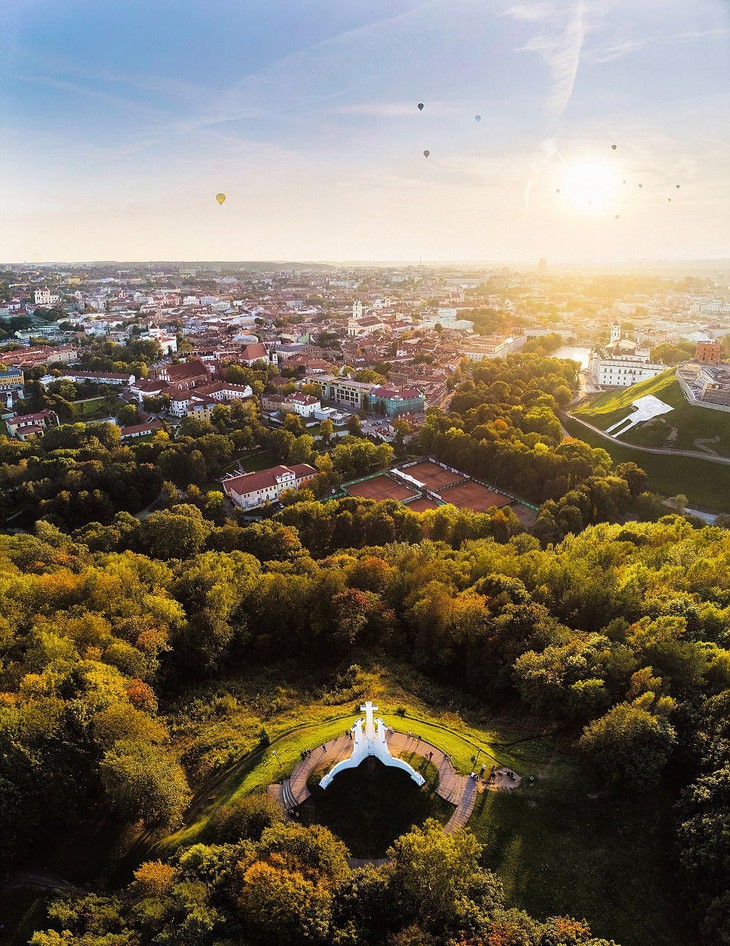 Ngắm vẻ đẹp như tranh vẽ của Litva từ flycam - Ảnh 4.