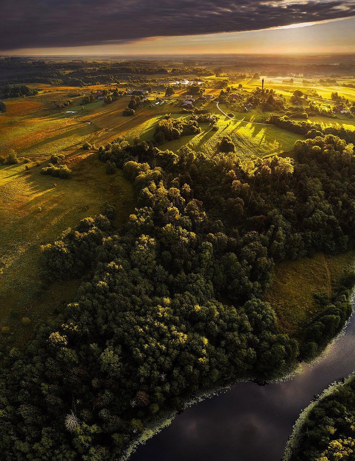 Ngắm vẻ đẹp như tranh vẽ của Litva từ flycam - Ảnh 7.