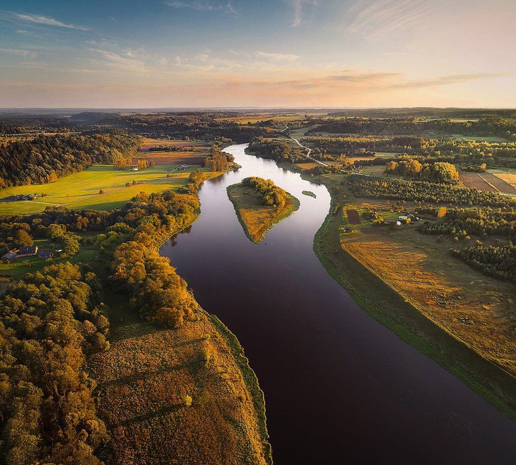 Ngắm vẻ đẹp như tranh vẽ của Litva từ flycam - Ảnh 8.