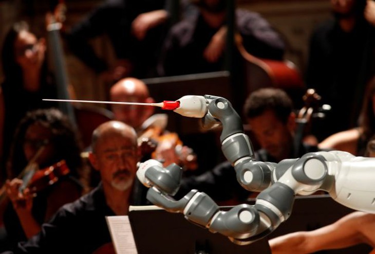 Robot chỉ huy cả một dàn nhạc người - Ảnh 2.