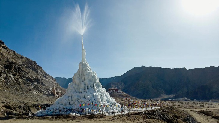 Tháp băng nhân tạo cấp nước sạch trên đỉnh Himalayas - Ảnh 2.