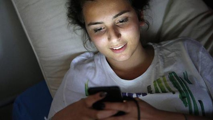 Muốn khỏe mạnh, sống lâu, đừng mang smartphone lên giường ngủ - Ảnh 1.