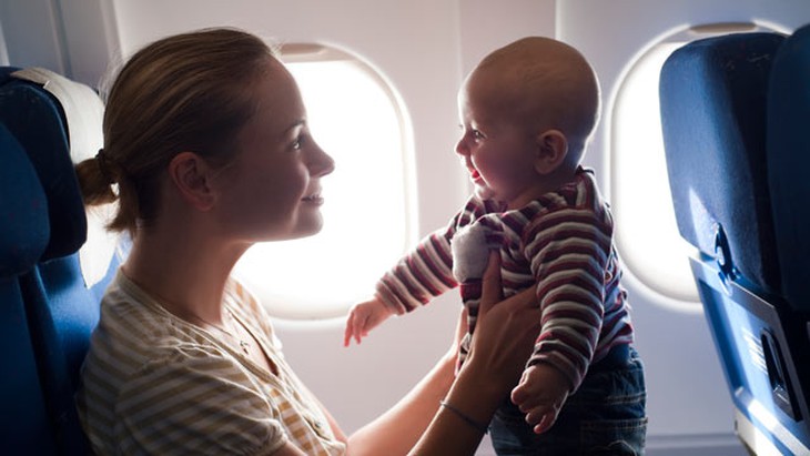 17 điều cha mẹ cần biết khi mang con trẻ lên máy bay - Ảnh 1.