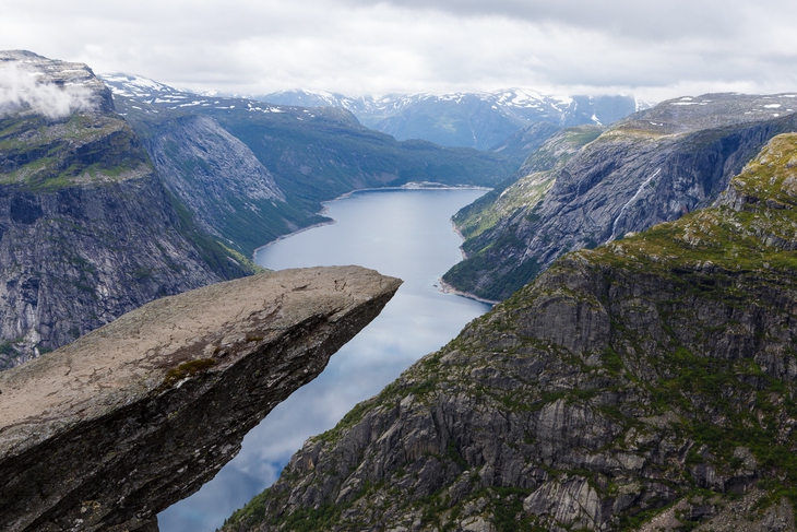 Cao cao trên lưỡi quỷ Trolltunga, có hai người hôn nhau - Ảnh 9.