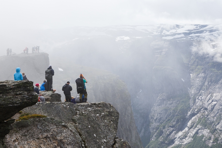 Cao cao trên lưỡi quỷ Trolltunga, có hai người hôn nhau - Ảnh 11.